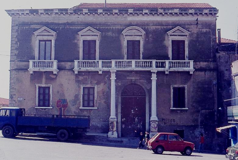 Facciata palazzo Morelli su piazza Castello