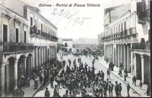 001 Portici di Piazza Vittoria.-v.1905