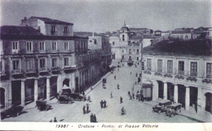 027 Portici di Piazza Vittoria.-v.1930