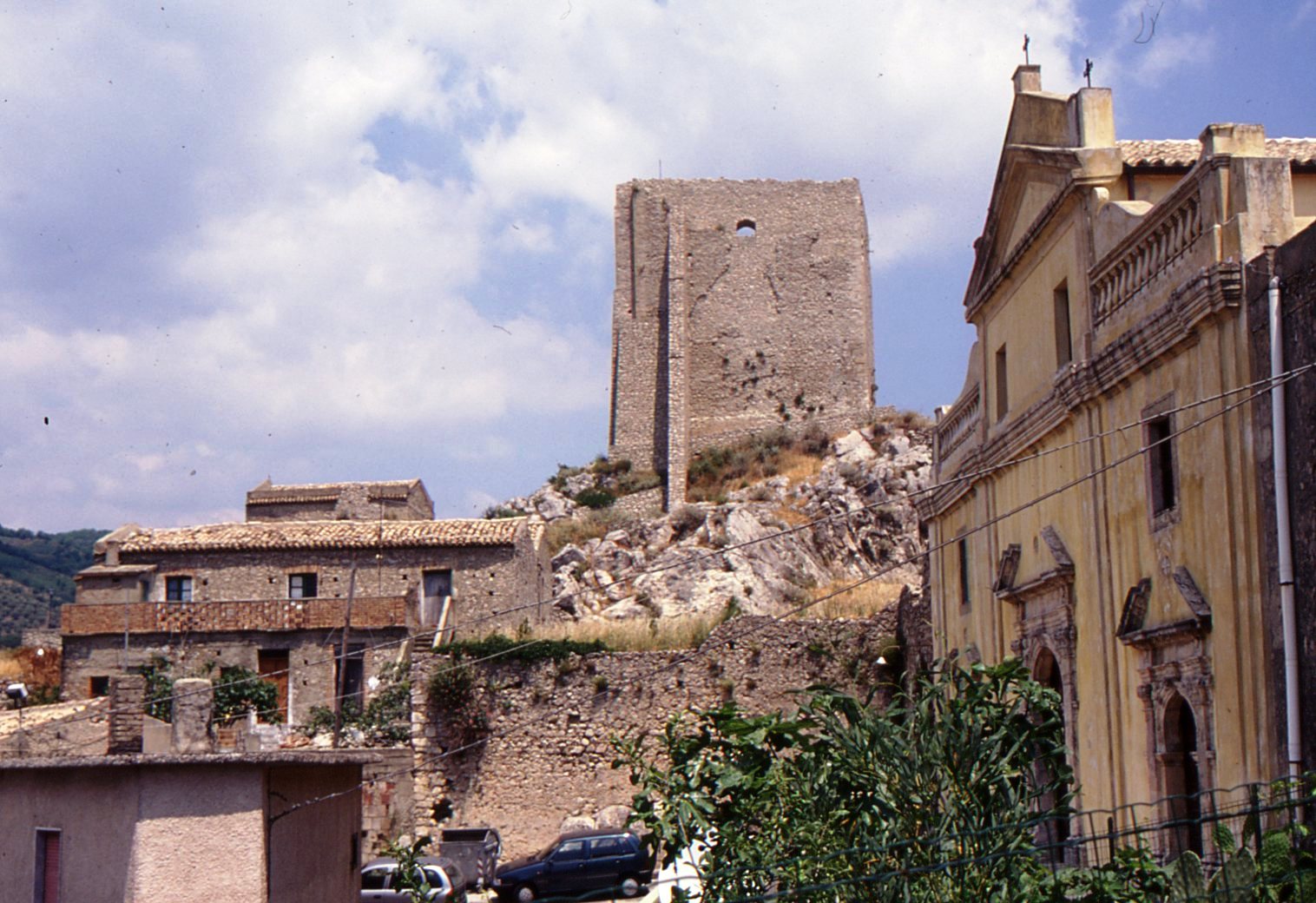 La torre Mastra vista dalla cattedrale
