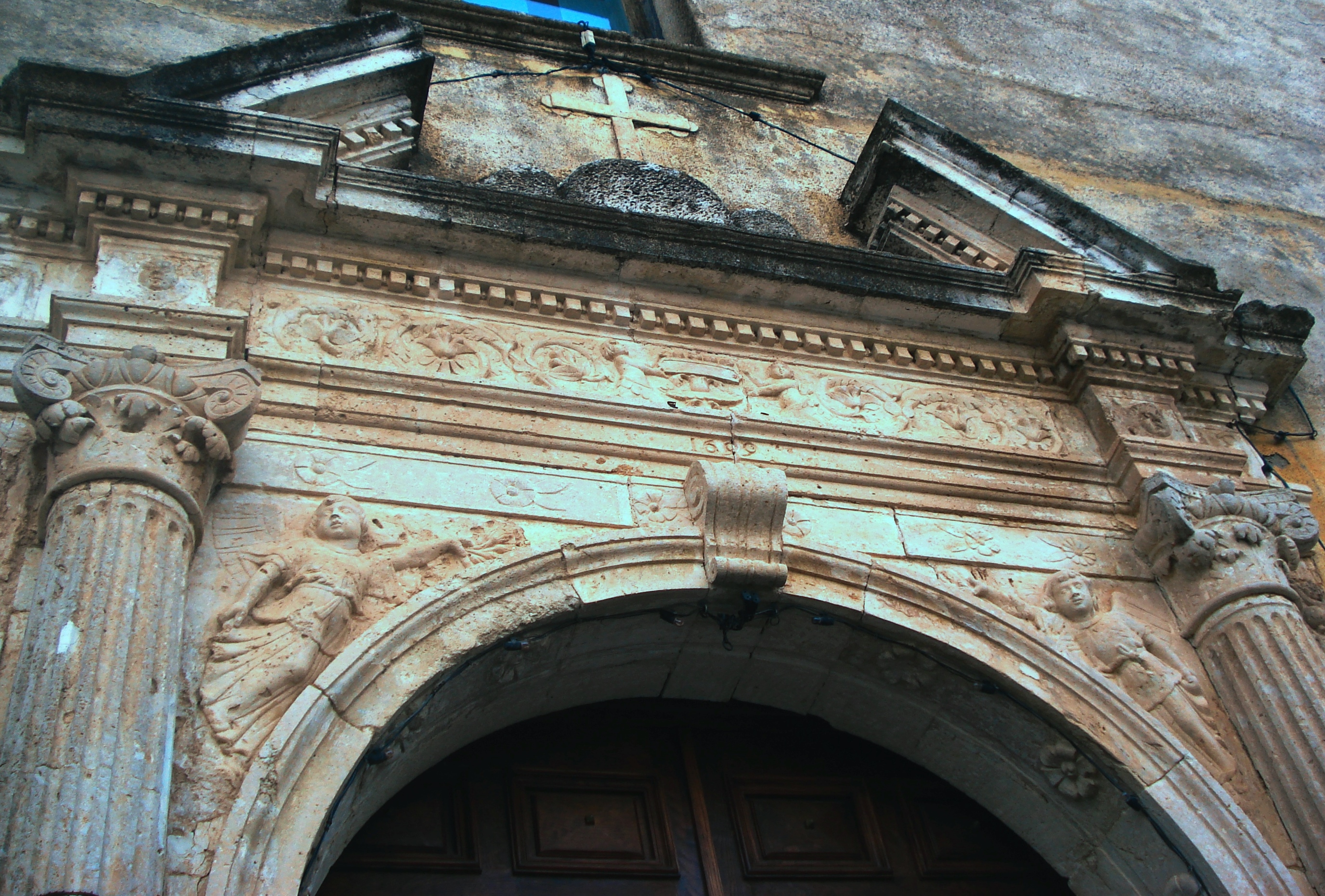 Portale della Santa Spina Policastro (1699)